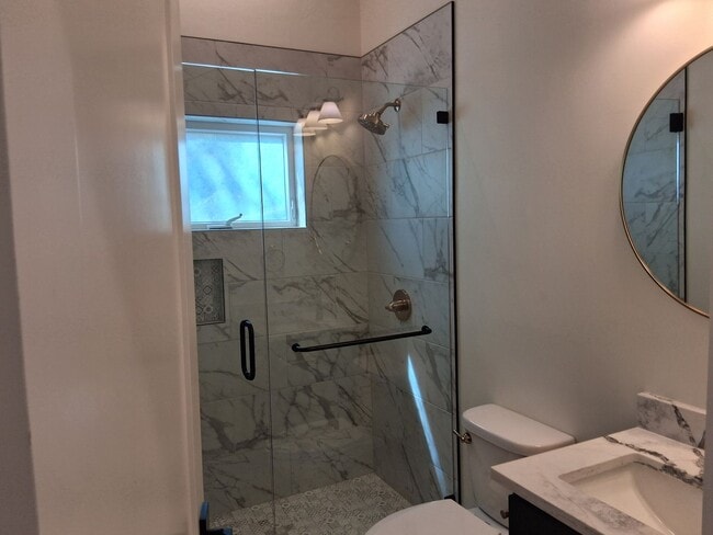 Building Photo - Stylish Newly Built One-bedroom in the Heart of Ashland