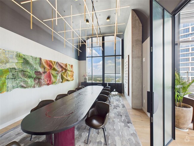 Building Photo - 610 Davis St