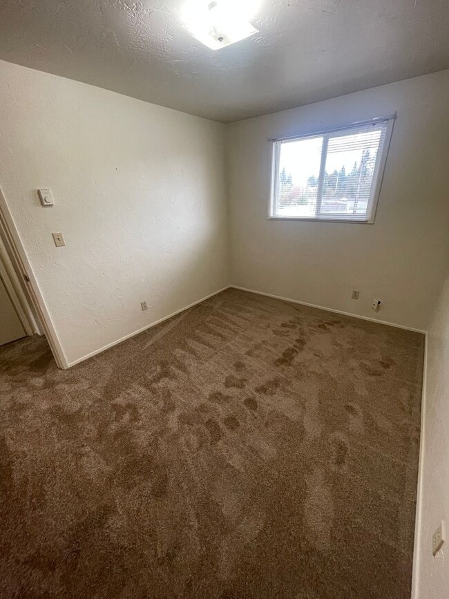 Building Photo - 32000 Pineway Rd