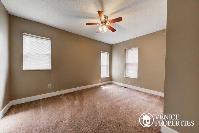 Building Photo - 1984-1986 Summit St