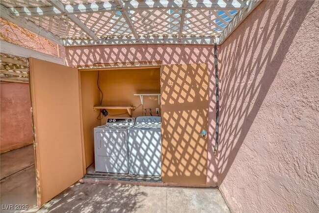 Building Photo - 2234 E Desert Inn Rd