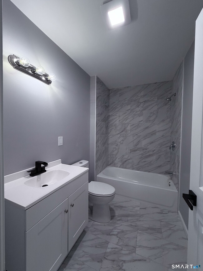 Building Photo - 228 Holly St