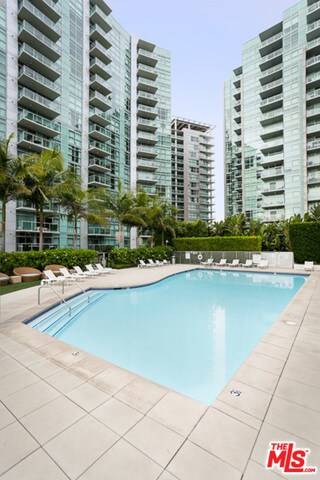 Building Photo - 13700 Marina Pointe Dr