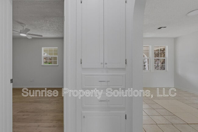 Building Photo - 9301 N Sherwell Dr