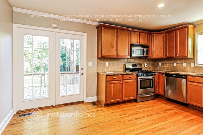 Building Photo - 1142 Eastview Dr