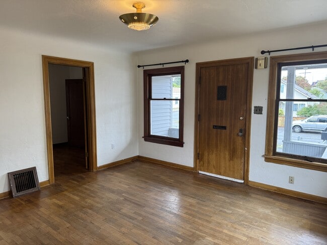 Building Photo - 907 Hewitt Ave
