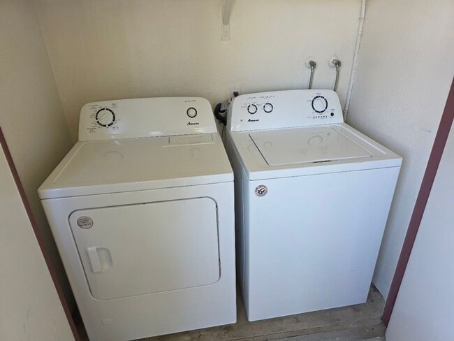Building Photo - Two Bedroom Upper Unit Condo in Oceanside