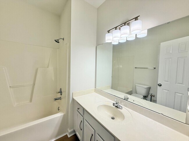 Building Photo - Newly Remodeled 3BD, 3BA Raleigh Townhome ...