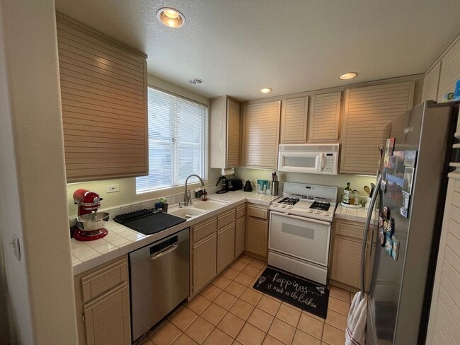 Building Photo - Rare Villagio 2 level townhome with garage and balcony, plus Den