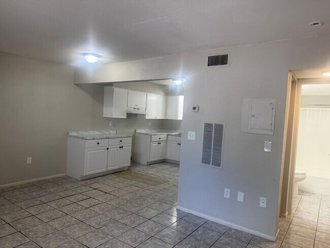 Building Photo - 925 33rd Ave W