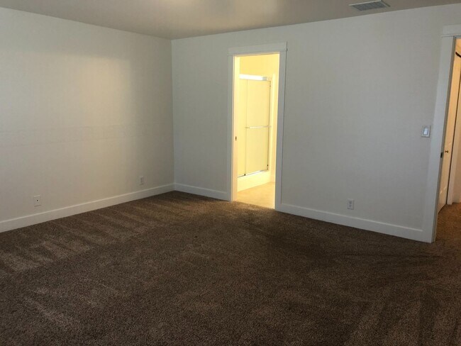 Building Photo - Nice 4 bedroom home with open floor plan and great outdoor space