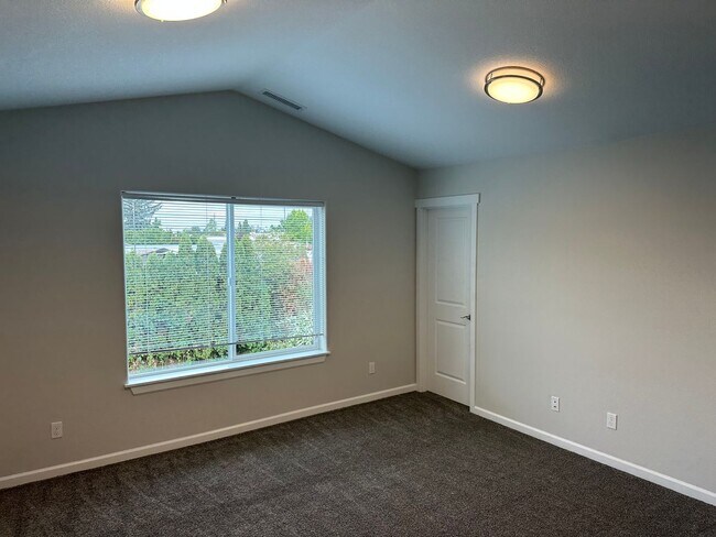 Building Photo - Brand New 3 Bed / 3 Bath Duplex! First Mon...