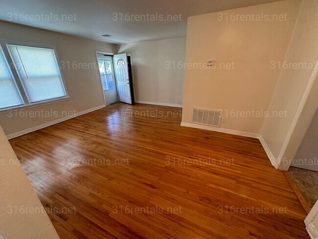Building Photo - $725 - 2 bed 1 bath - Duplex *COMING SOON*