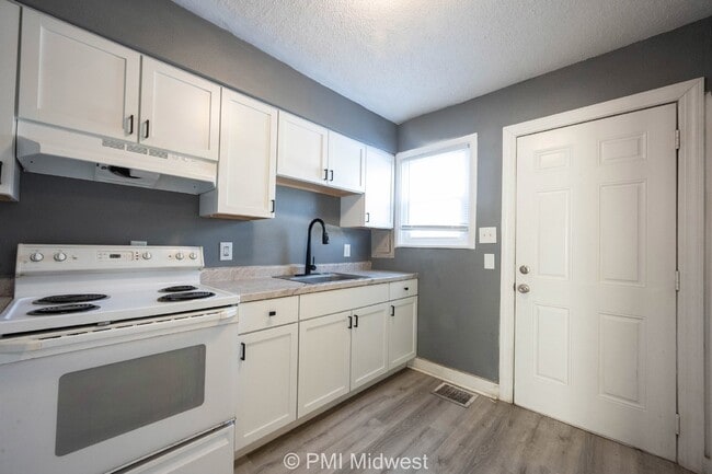 Building Photo - "Charming 2-Bedroom Retreat in Indianapolis – Cozy 900 Sq Ft Living!"