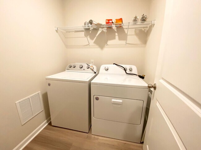 Building Photo - BETTER THAN NEW!