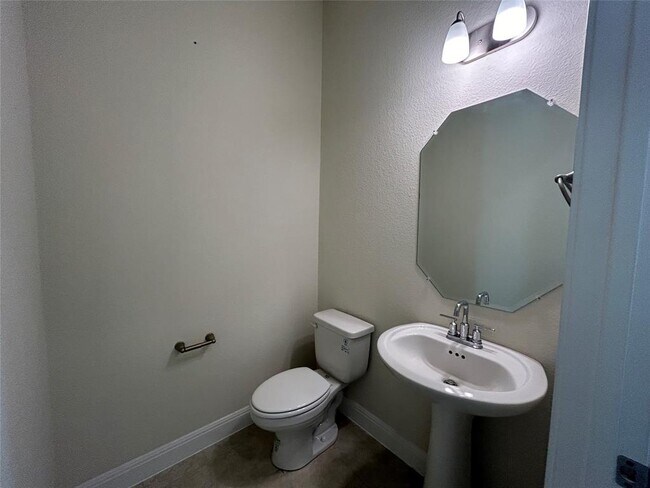 Building Photo - 3005 Zelma Dr