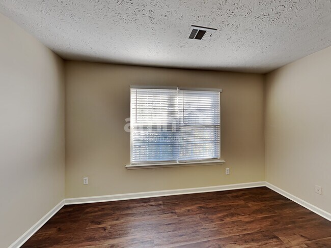 Building Photo - 1401 Buckingham Pl