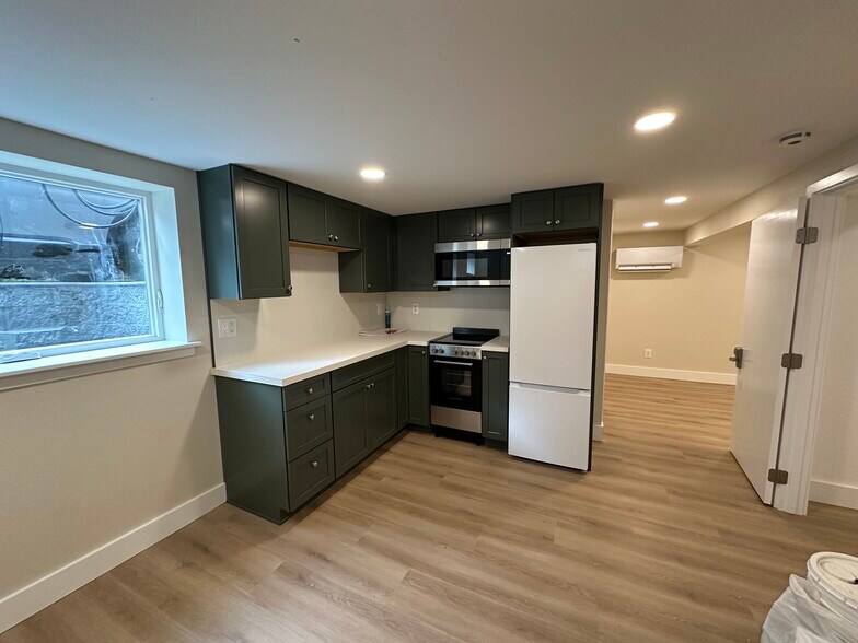 Building Photo - 2412 Columbia St SW