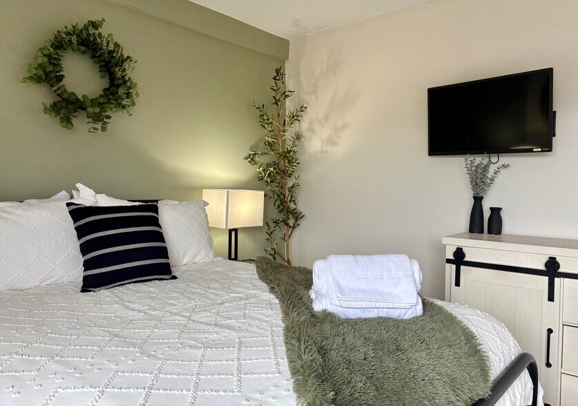 Building Photo - 144 Treetop Cir