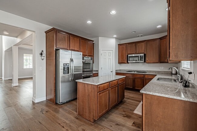 Building Photo - Spacious 5BD, 4BA Castle Rock Home with Fi...