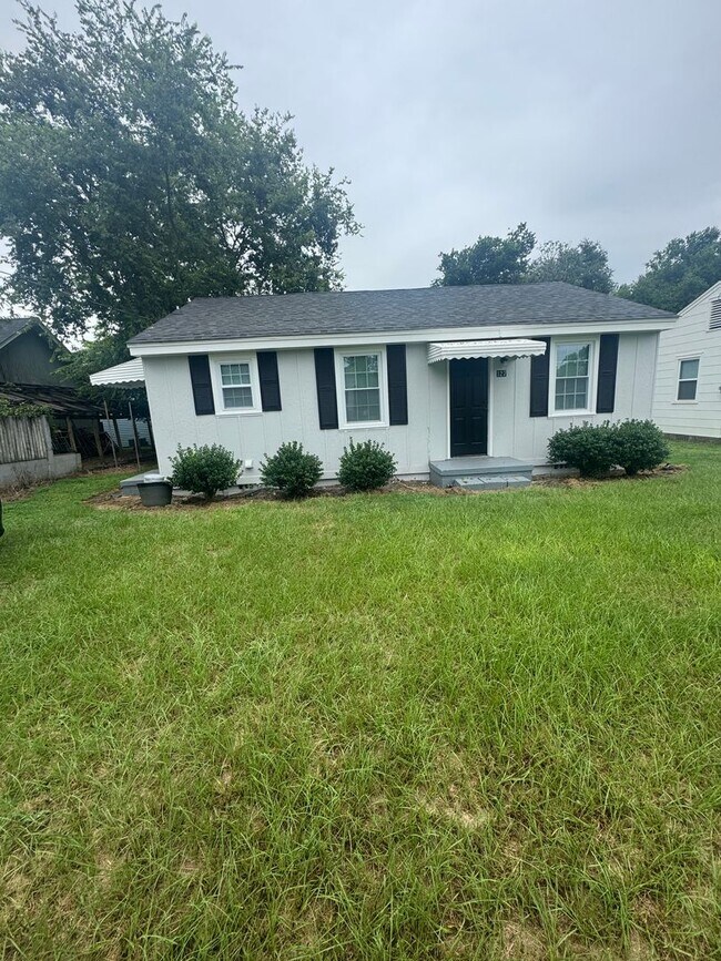Building Photo - Available NOW in North Augusta