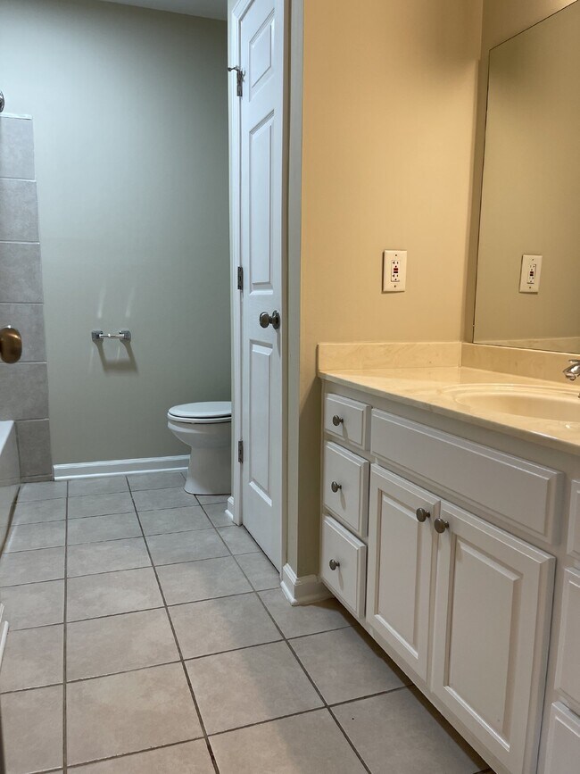 Building Photo - "Charming 3-Bed Townhouse with Cozy Fireplace in Prime Nashville Location – 1600 Sq Ft of Comfort!"