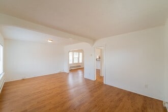 Building Photo - Charming 1910 Craftsman 4bd/2ba Tacoma House for Rent!