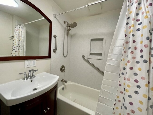 Building Photo - 206 E Edwards St