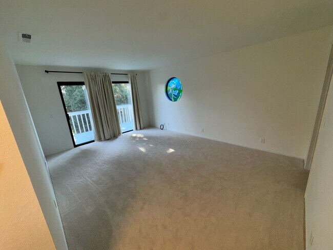 Building Photo - Walking distance to beaches, restaurants, 3 bedroom, 2 bathroom, upstairs level of home