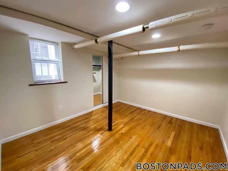 Building Photo - 171 Hemenway St