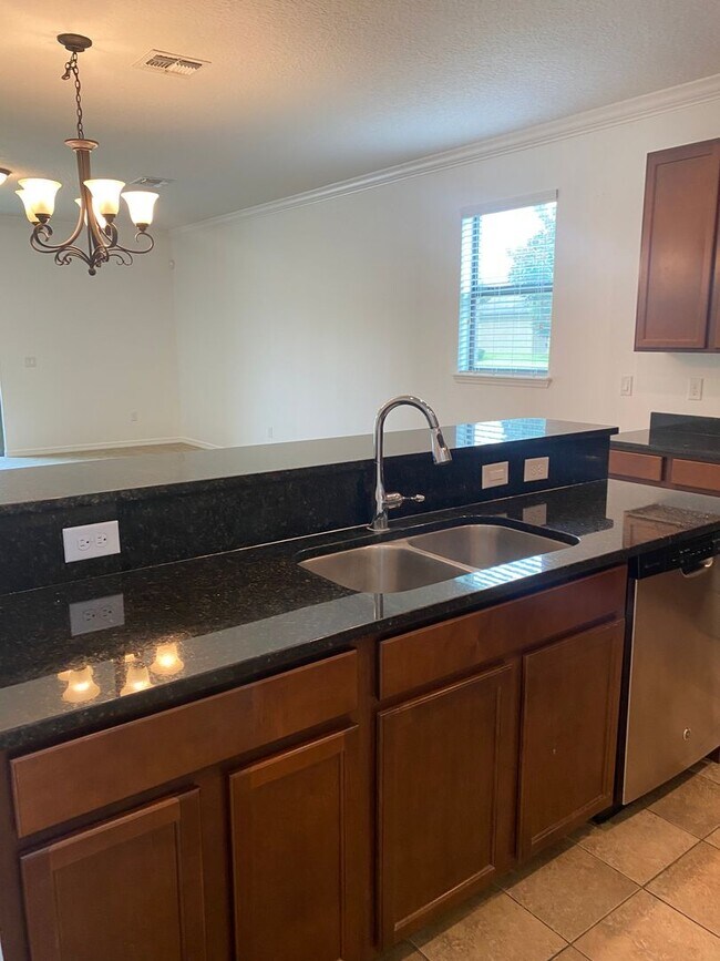 Building Photo - GORGEOUS WINDERMERE TERRACE  MONTH WITH LA...
