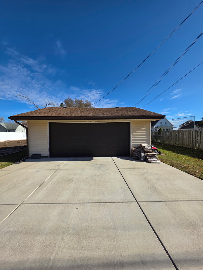 Building Photo - 329 N School Ave