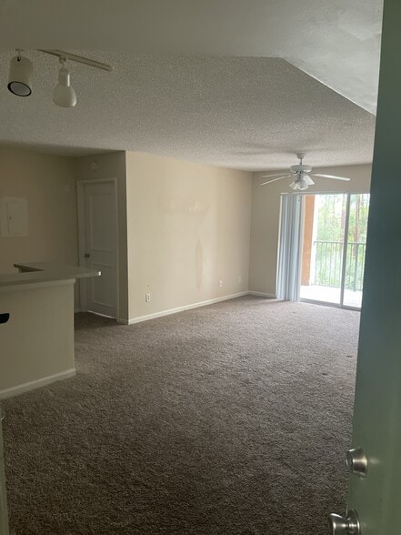 living room - 1250 Wildwood Lakes Blvd
