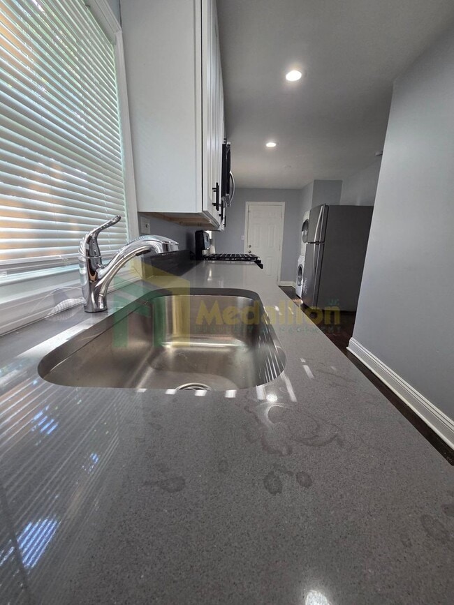Building Photo - Beautifully Renovated 3 Bedroom / 1 Bathro...