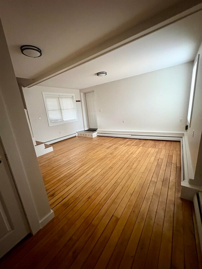 Building Photo - 12 N Main St