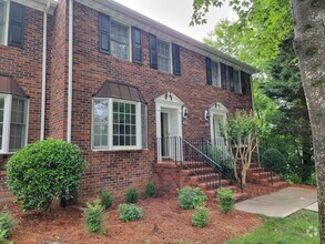 Building Photo - 2 Bedroom 3.5 Bathroom Town home located i...