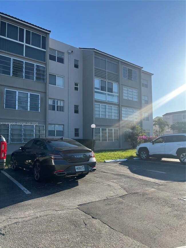 Building Photo - 2851 Somerset Dr