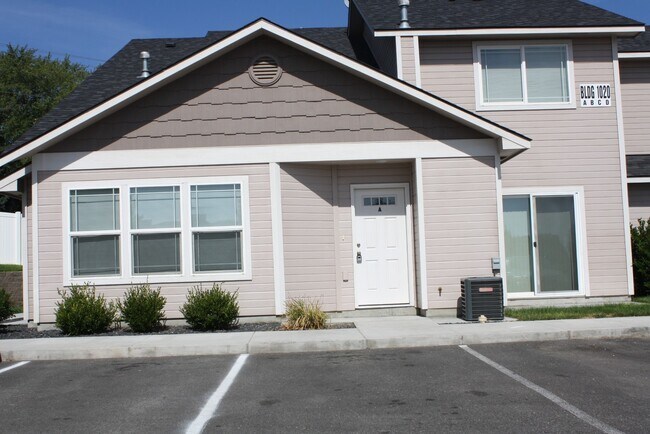 Building Photo - 1020 S Olympia Pl