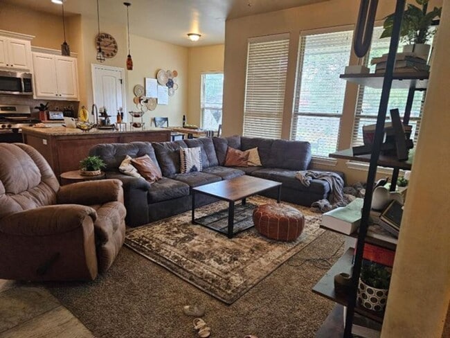 Building Photo - For Lease - Comfortable and Convenient Living