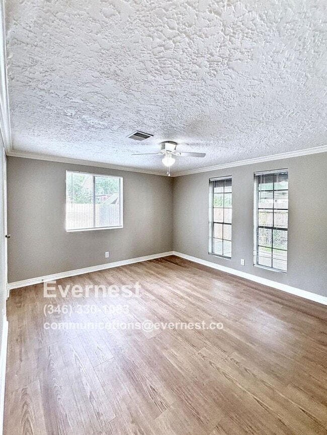 Building Photo - 3-Bedroom, 2-Bath Home with Pool and Conve...