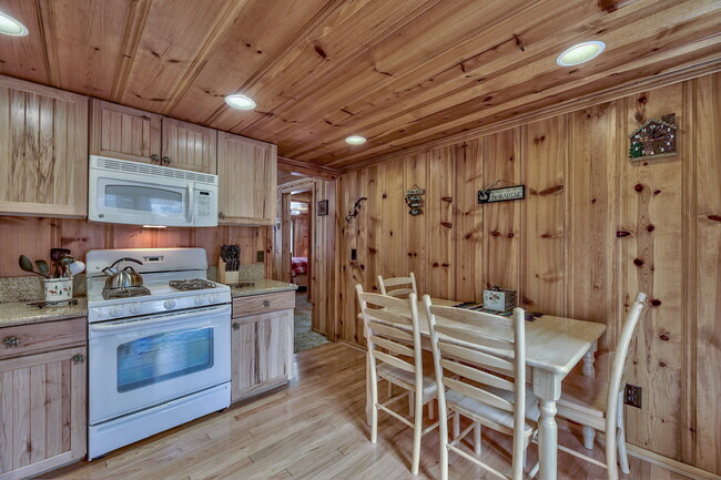 Kitchen with gas stove, fridge and microwave. Table for 4 - 1139 Craig Ave