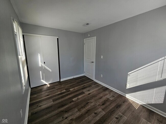 Building Photo - 1433 Hillcrest Dr