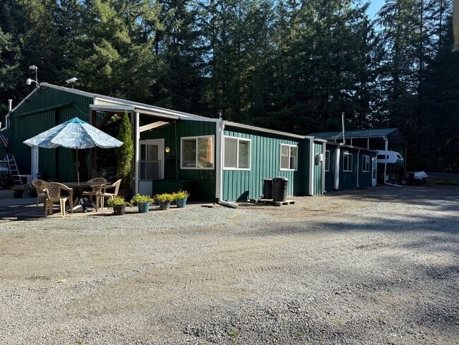 Building Photo - 1 Bed 1.5 Bath MIL with Secure Gate Entrance