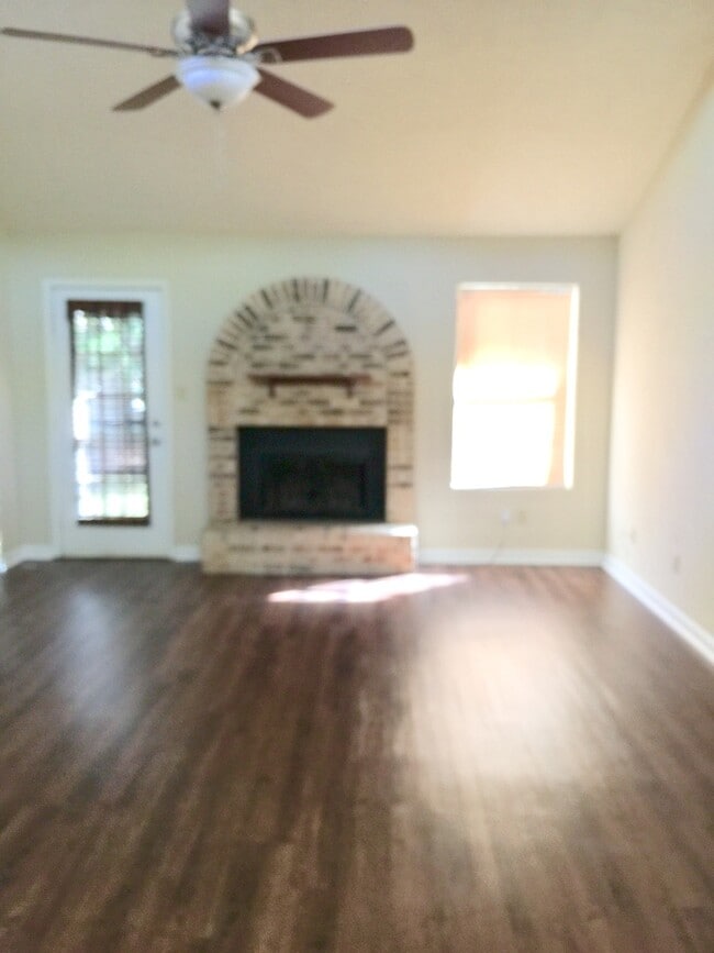 Building Photo - 2/1 Conveniently located off Miccosukee Road inside Capital Circle