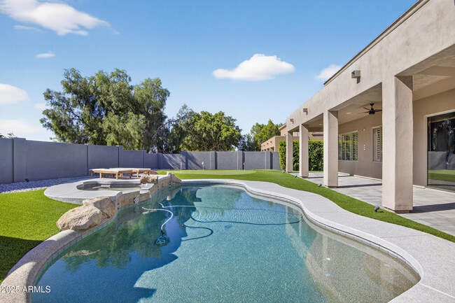 Building Photo - 10587 E Sheena Dr