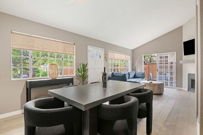 Building Photo - Fully Remodeled East Side Townhome – Furnished & Move-In Ready!