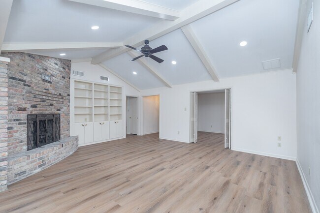 Building Photo - 921 Victoria Dr