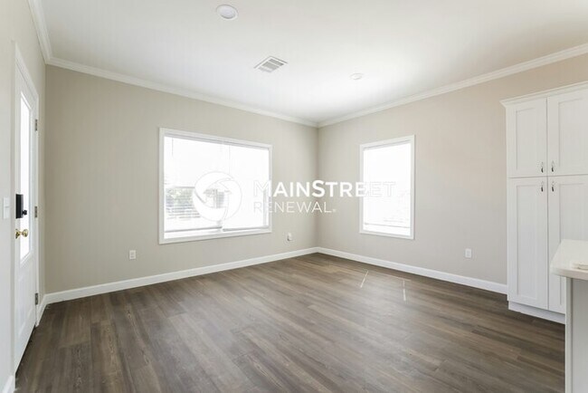 Building Photo - 4 Bedroom Pet-Friendly Home in North Port, FL with Main Street Renewal