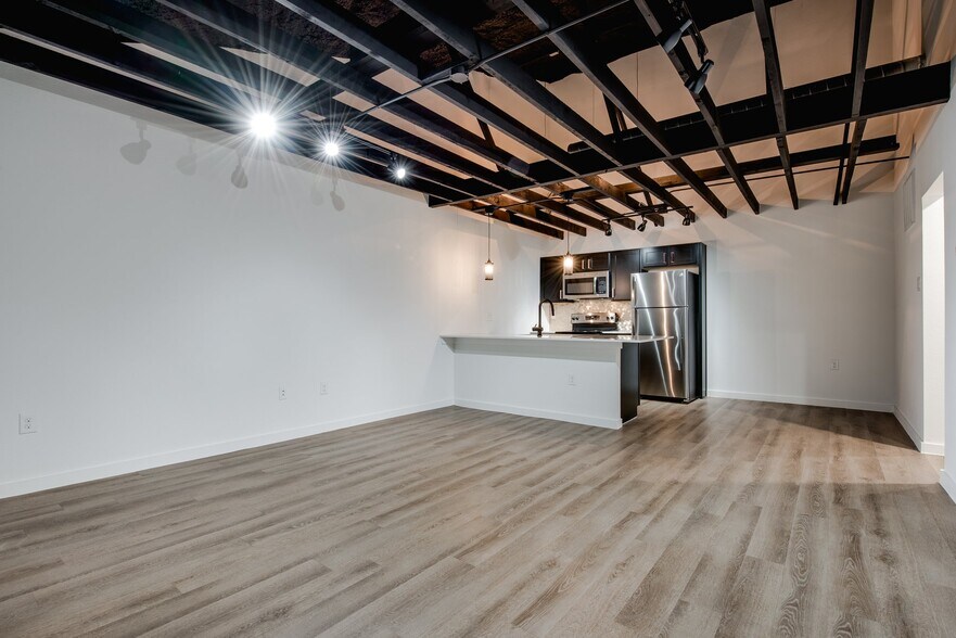 Building Photo - 5103 Live Oak St