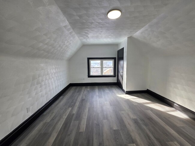 Building Photo - Fully updated 24 bedroom 1 bathroom apartment for rent in Crafton!